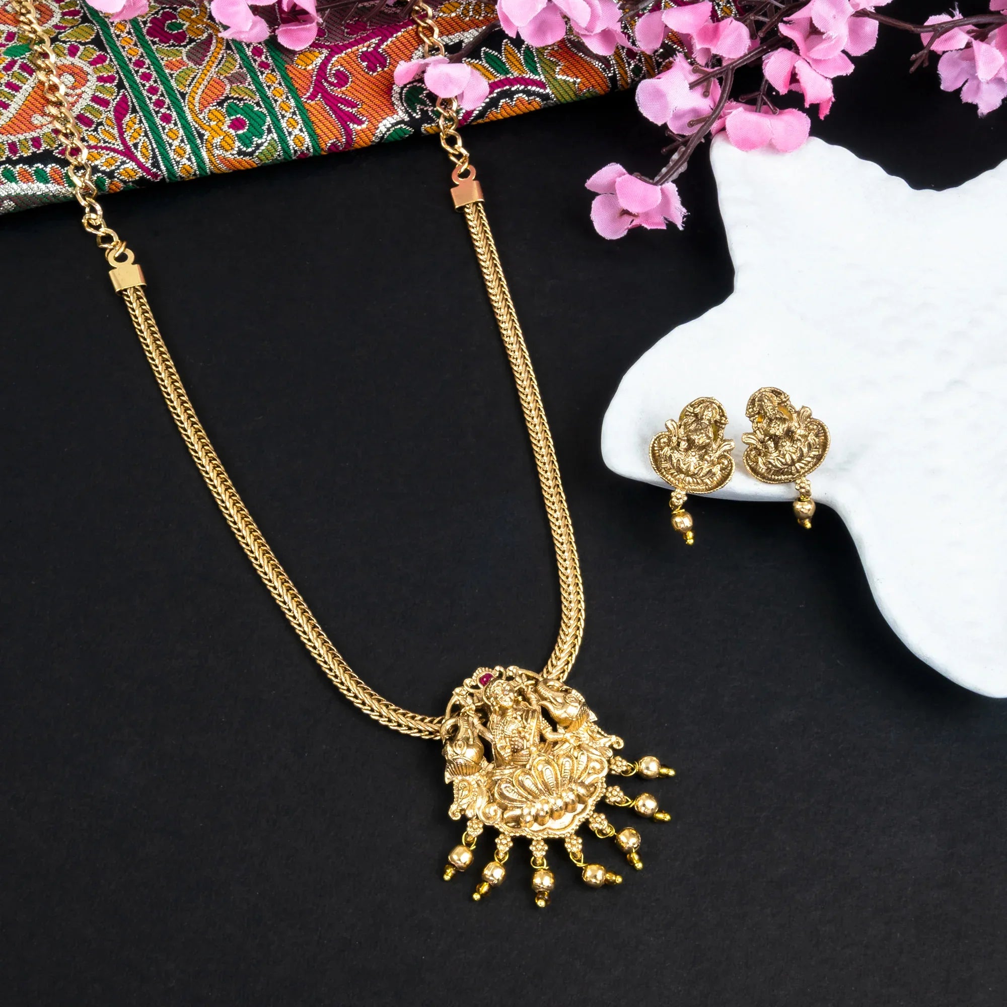 Antique Goddess Lakshmi Pendant Necklace & Earring Set - Zaarva