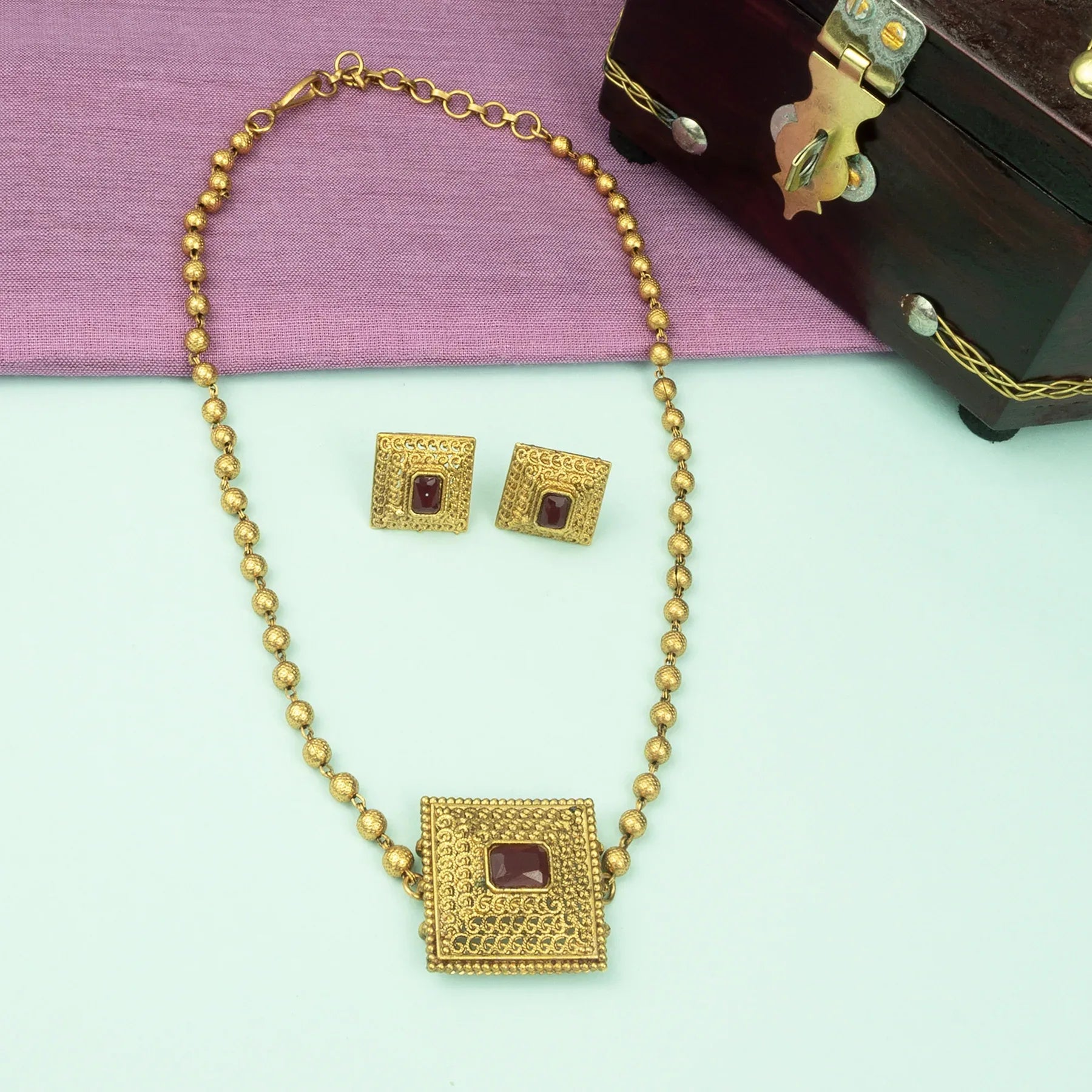 Antique Chettinad Lattice Pendant Necklace & Earring Set (Red/Green) - Zaarva